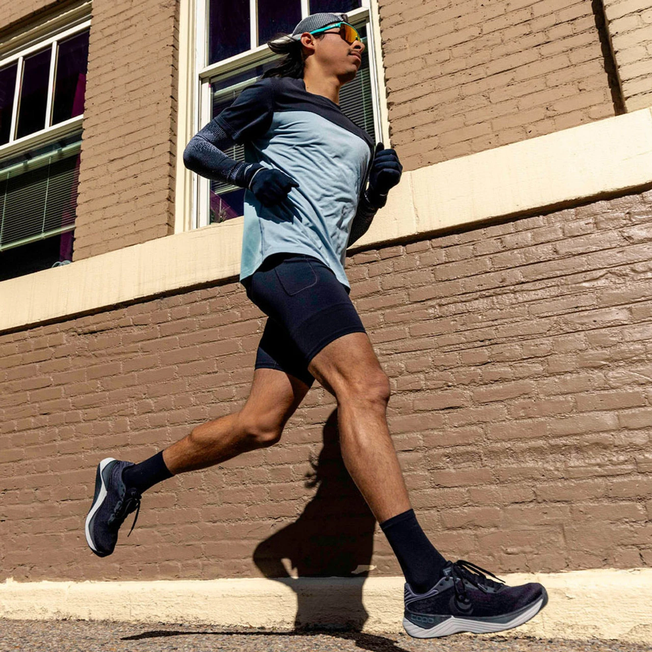 Topo Athletic Men's Ultrafly 5 - Black / Charcoal - Image 6