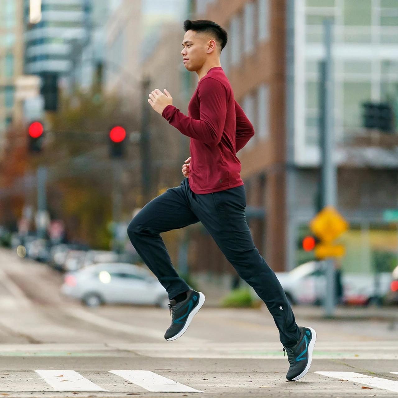 Topo Athletic Men's Magnifly 4 - Grey / Navy - Image 8