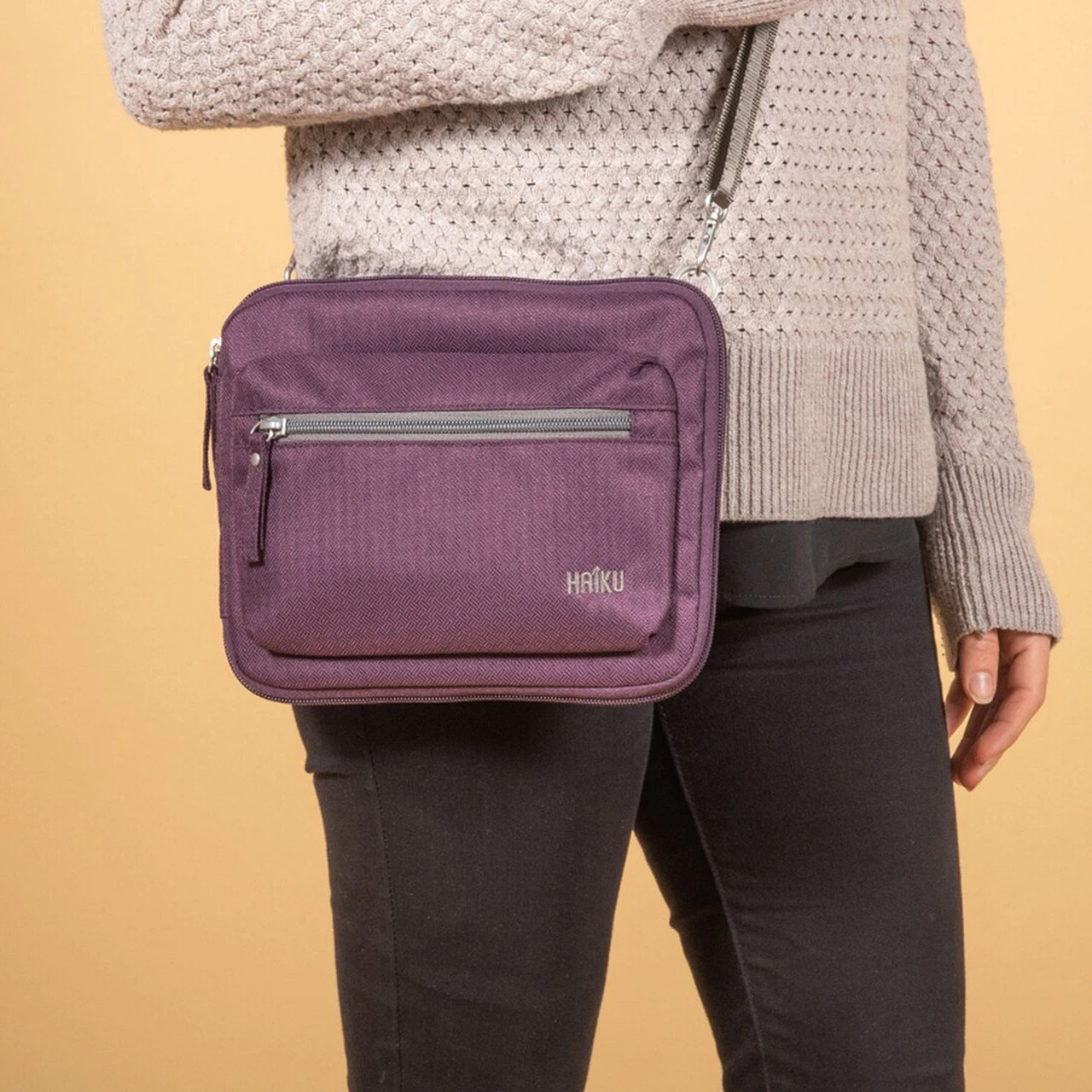 Haiku Aspire Folio - Blackberry - Image 3